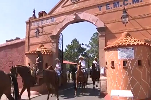 Celebran autoridades con una cabalgata la edificación de la hacienda de Mazaquiahuac