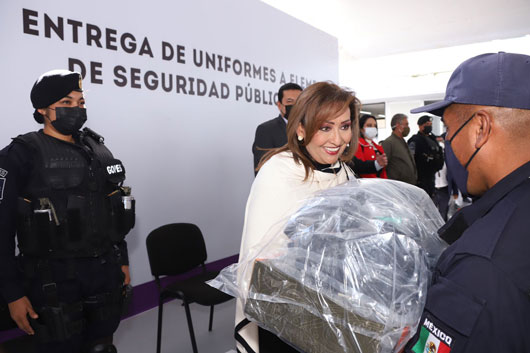 Dota Lorena Cuéllar de uniformes a elementos de seguridad municipal con inversión de 22 mdp