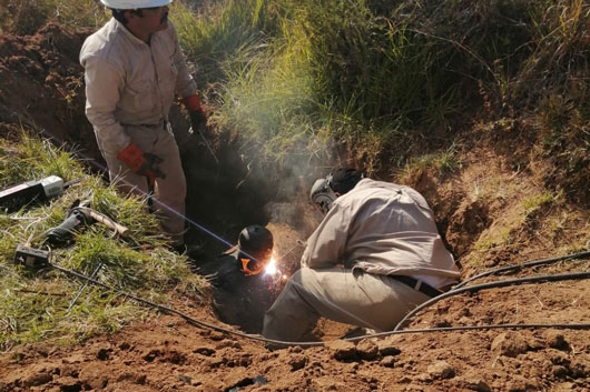 Heroico Cuerpo de Bomberos brinda apoyo para revisión y sellamiento de presunta toma clandestina en Calpulalpan