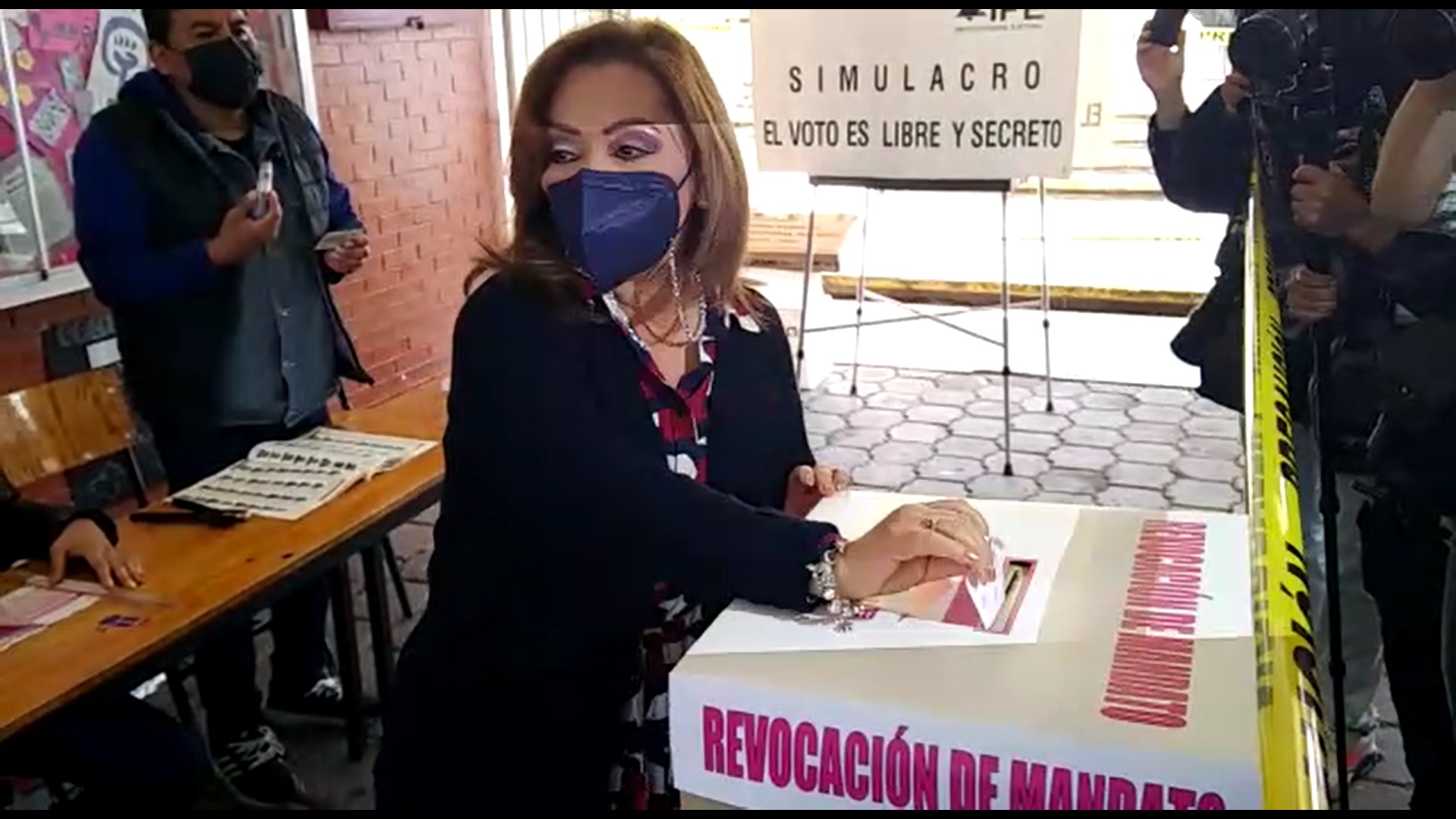 La gobernadora de Tlaxcala, Lorena Cuéllar Cisneros, votó está mañana en la primera consulta de #RevocaciónDeMandato en la historia del país.