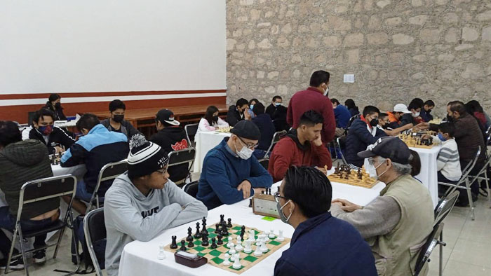 Peruano gana torneo de ajedrez en Huamantla