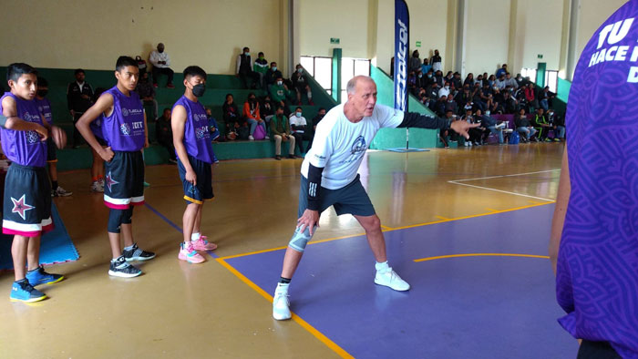 Imparte clínica en baloncesto Bob Mackinnon