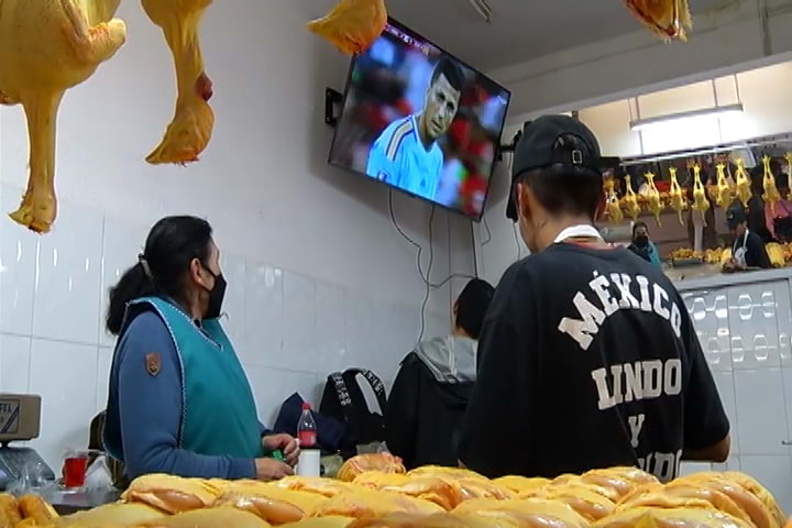 En Apizaco comerciantes dedican tiempo a ver los partidos del Mundial