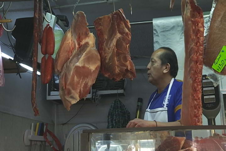 Comerciantes de Zacatelco toman pausa en su trabajo para disfrutar la Copa del Mundo
