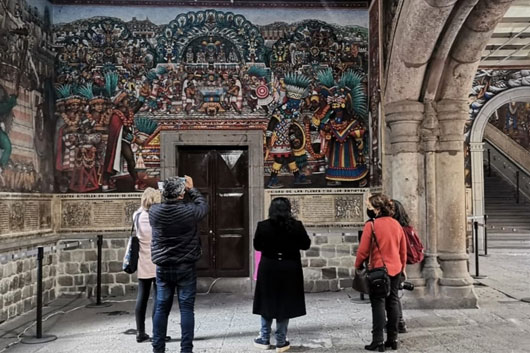 Investigadoras del INBAL visitan murales del Palacio rumbo al centenario de Xochitiotzin