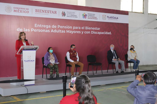 Presenció Lorena Cuéllar entrega de tarjetas del bienestar a adultos mayores