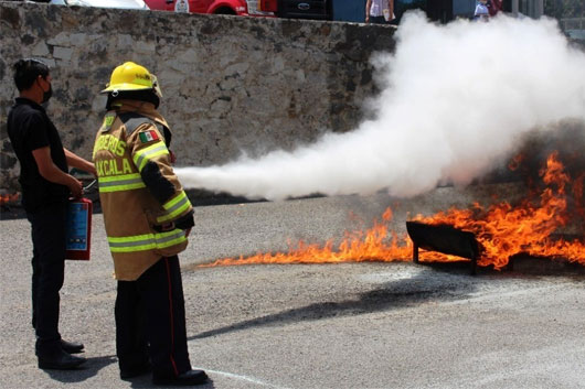 El heroico cuerpo de bomberos capacita a universitarios de la UATX