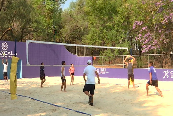Atrae a practicantes cancha de voleibol de playa del parque de la juventud