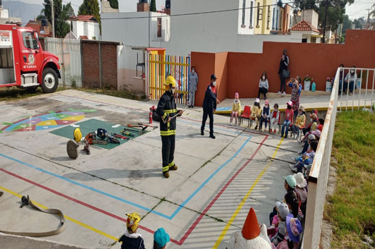 Realiza bomberos de la SSC demostración a alumnos de preescolar