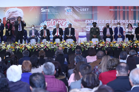 Entregó SEPE-USET estímulos y condecoraciones a maestras y maestros con 30, 40 y 50 años de servicio docente