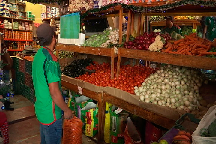 Comerciantes vieron el partido México vs Polonia desde sus negocios