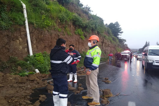 Percances viales y deslizamiento de una ladera, saldo por lluvia en la capital