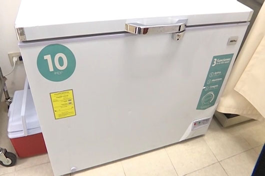 Recibe El Hospital de la Mujer donación de un congelador vertical