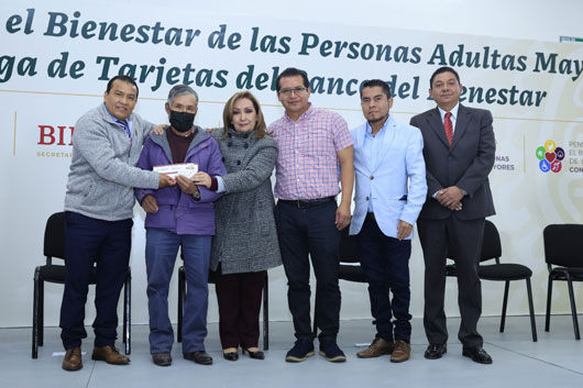 Entrega Cuéllar Cisneros tarjetas de pensión a adultos mayores