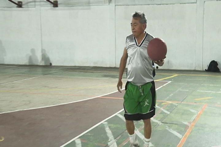 Arturo Xochitemolt sigue activo en el baloncesto a sus 66 años