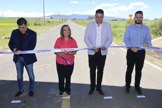 Entregan autoridades estatales rehabilitación de una carretera en Calpulalpan