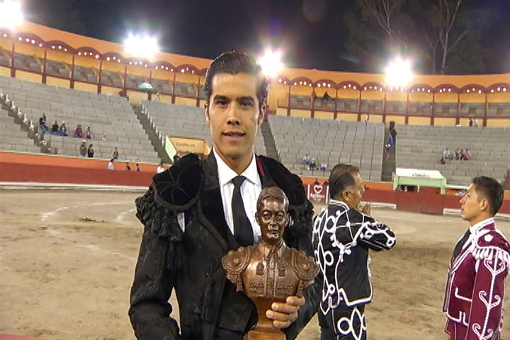 Diego San Román se lleva el trofeo de ganador de la Corrida Tradicional de la Prensa