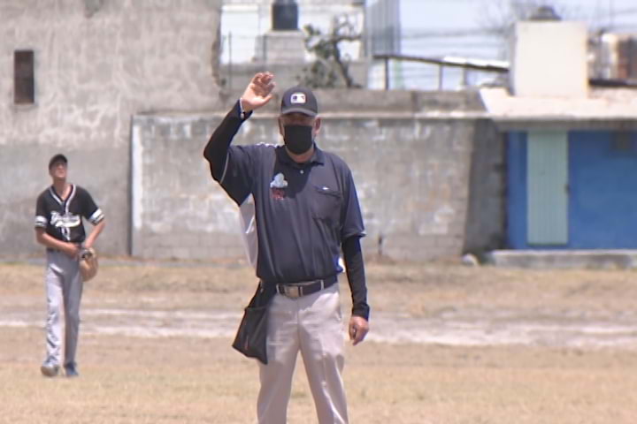 Pablo Cacho ampáyer más longevo en la liga de beisbol de Apizaco