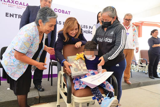Constató gobernadora Lorena Cuéllar donación de sillas especiales al HIT por parte del COBAT