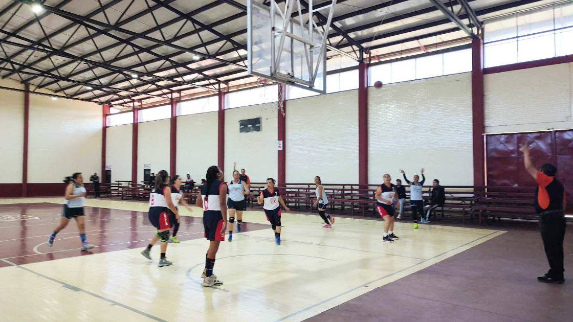 La liga femenil de maxibaloncesto definió finalistas