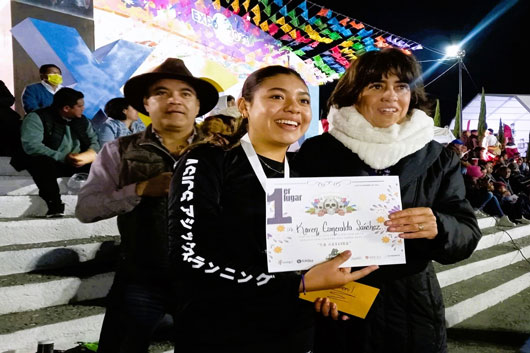 Premian a ganadores de carrera nocturna “La Catrina”