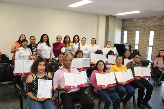 Mujeres buscan salir del rezago educativo: INEGI