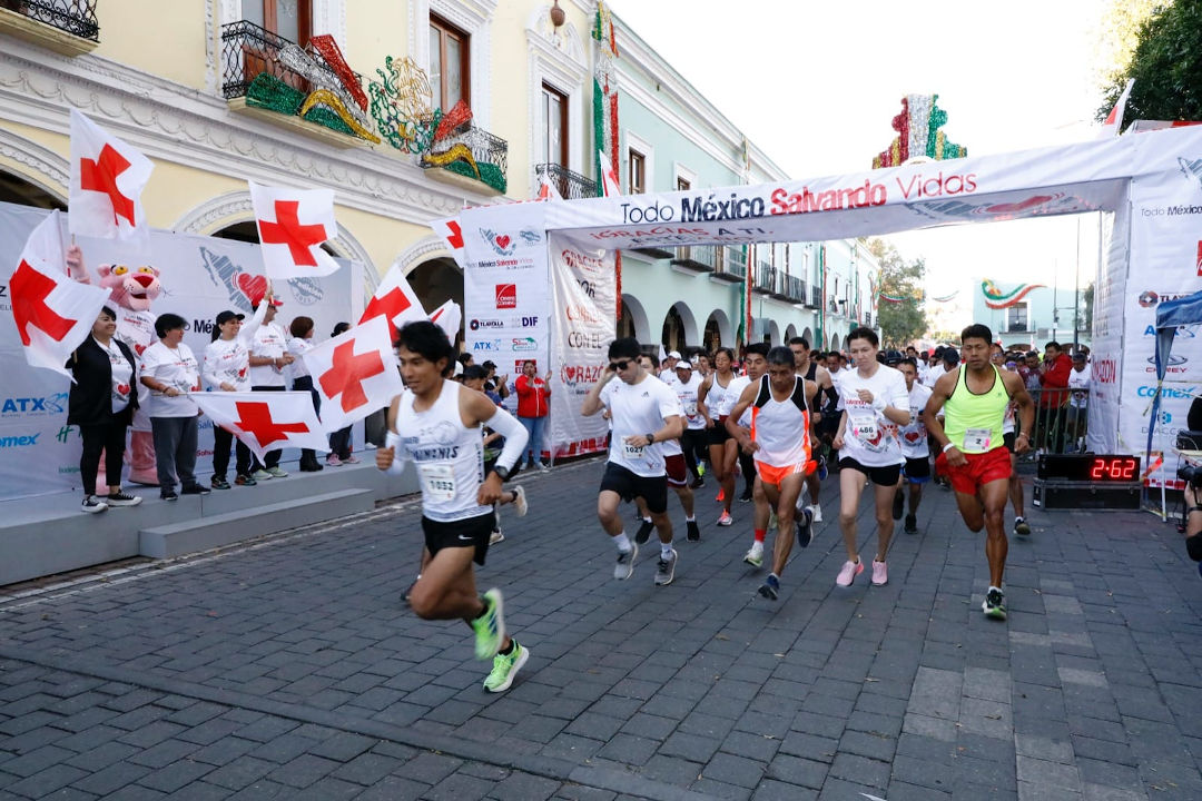 Esmeralda Nava y Armando Cabrera ganaron Carrera de la Cruz Roja