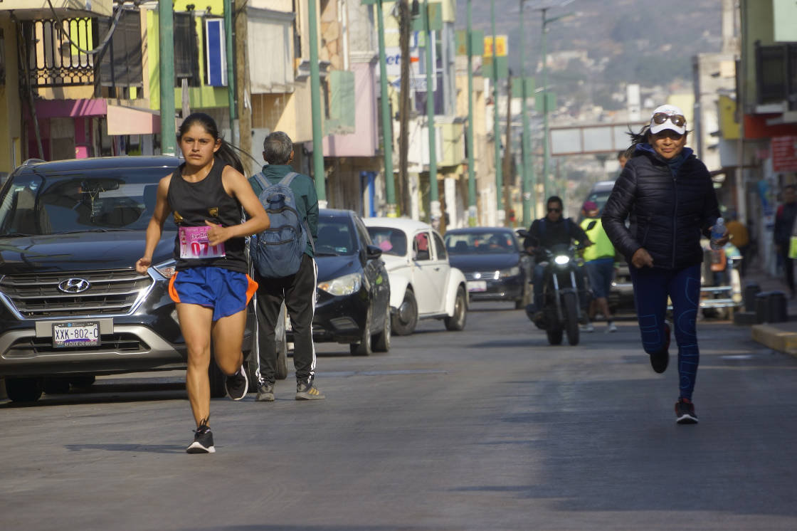 Gana Elisa Hernández carrera de la mujer en Contla