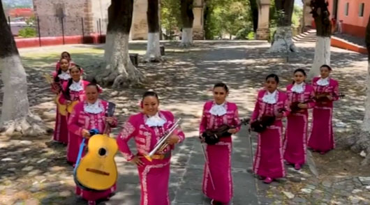 Músicos listos para llevar serenata a las mamás