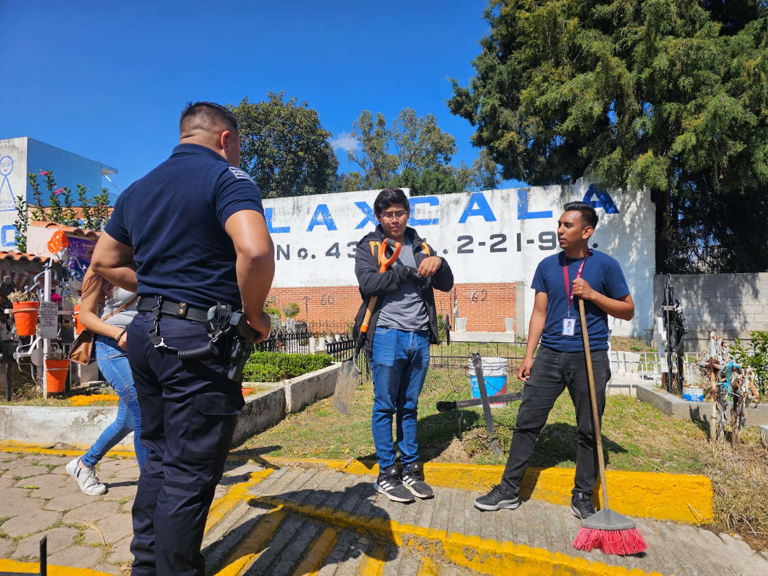 El Ayuntamiento de Tlaxcala de Xicohténcatl refuerza operativos en panteones de la capital por la temporada de Día de Muertos