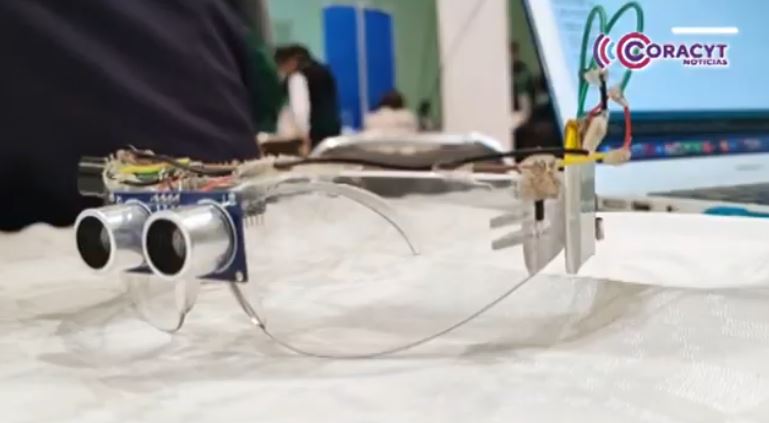 Desarrollaron estudiantes lentes con detector de distancia para personas con discapacidad visual