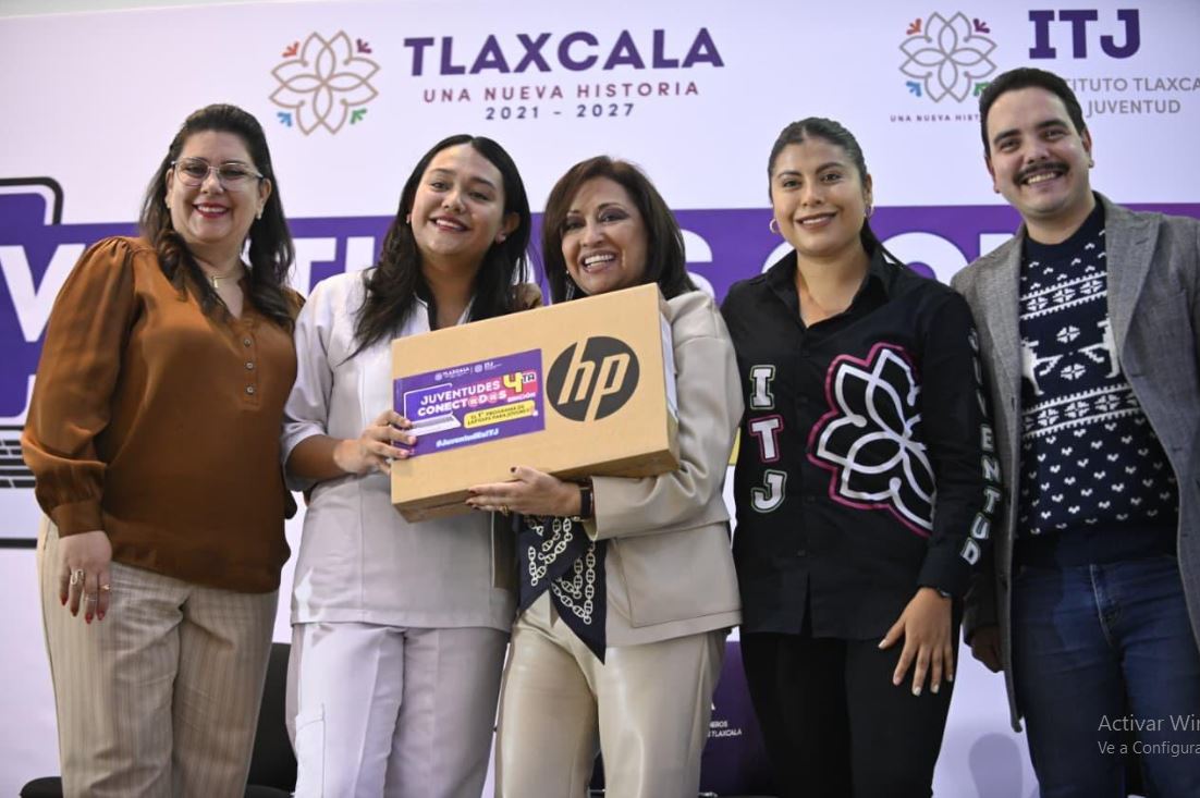 Con la entrega de laptops, gobierno estatal impulsa el talento juvenil