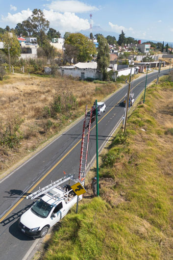 Avanza rehabilitación de la red de alumbrado público en San Sebastián Atlahapa