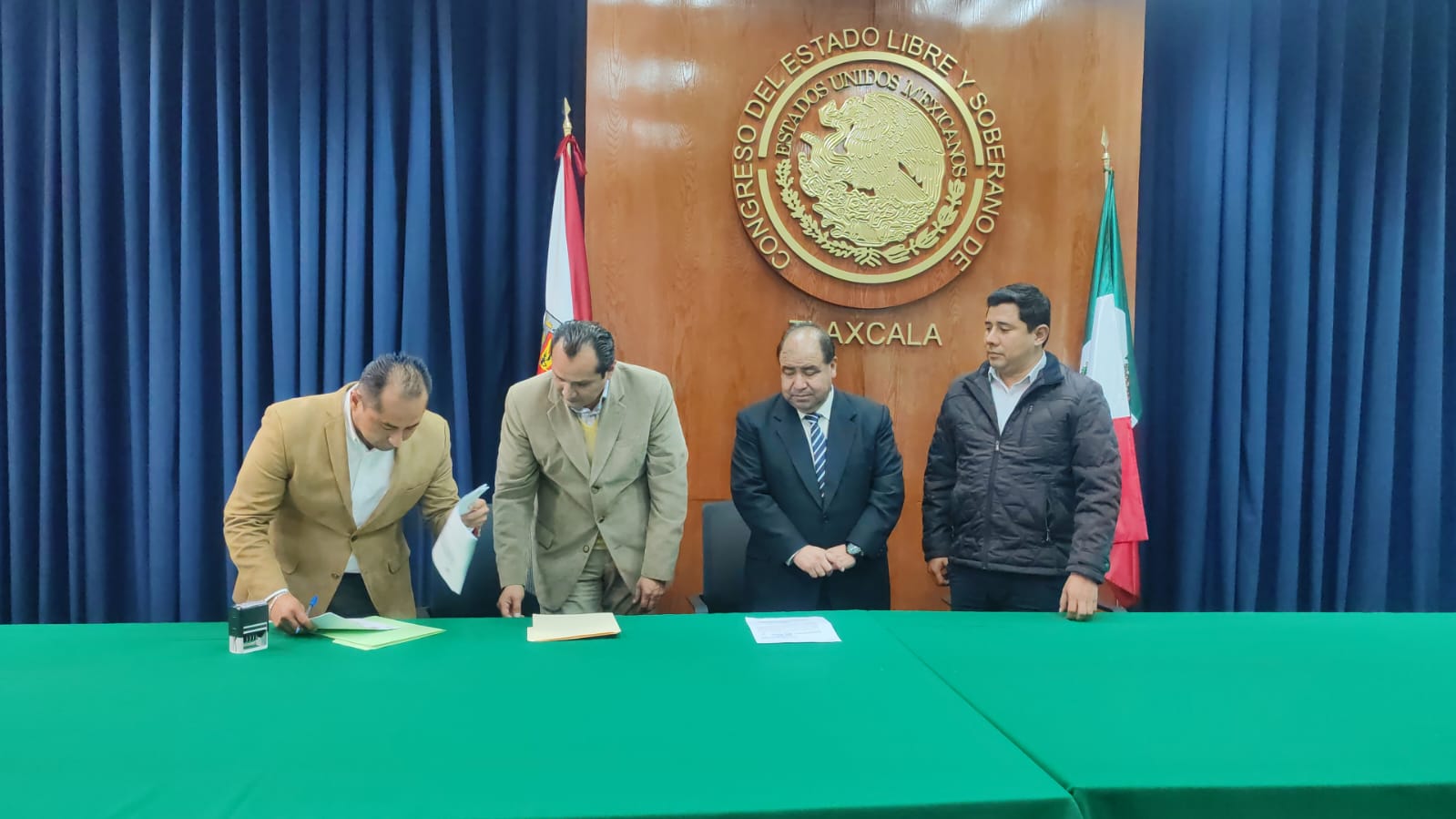 Entrega TET iniciativa de reforma a la LIPEET
