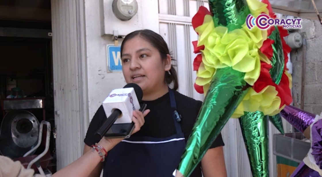 Artesanos elaboran piñatas previo a las fiestas decembrinas