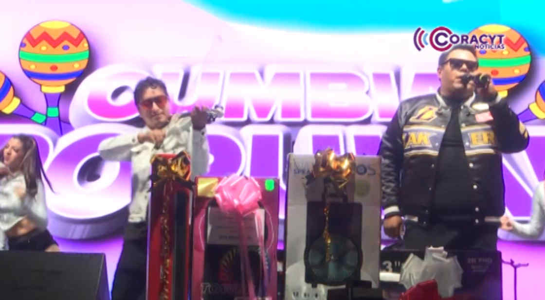 Regalos, fiesta y baile vivieron asistentes en el Festival Grupero