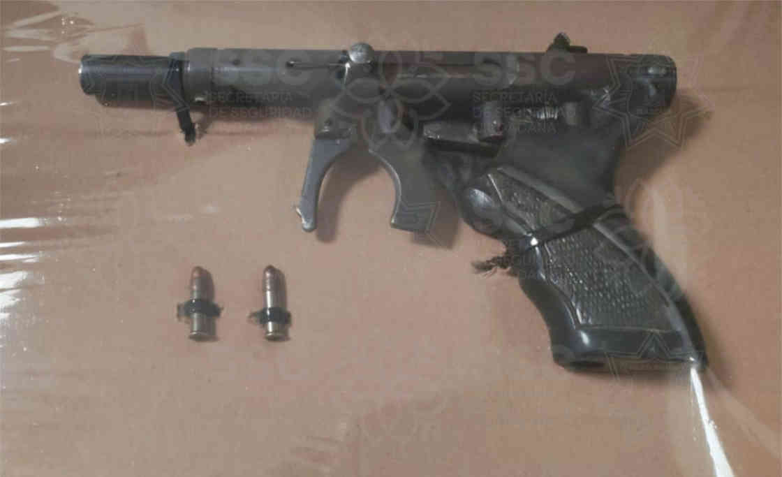 Detiene SSC a dos sujetos por robo a transeúnte en Huactzinco