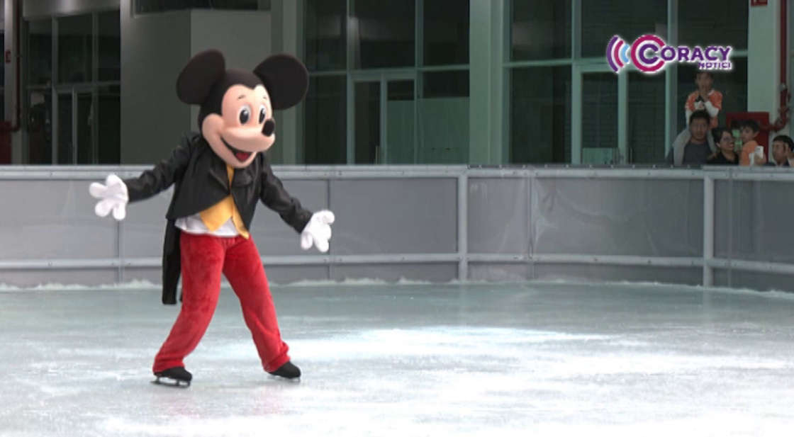 El hielo llegó a Chiautempan: inauguran nueva pista con espectáculo artístico