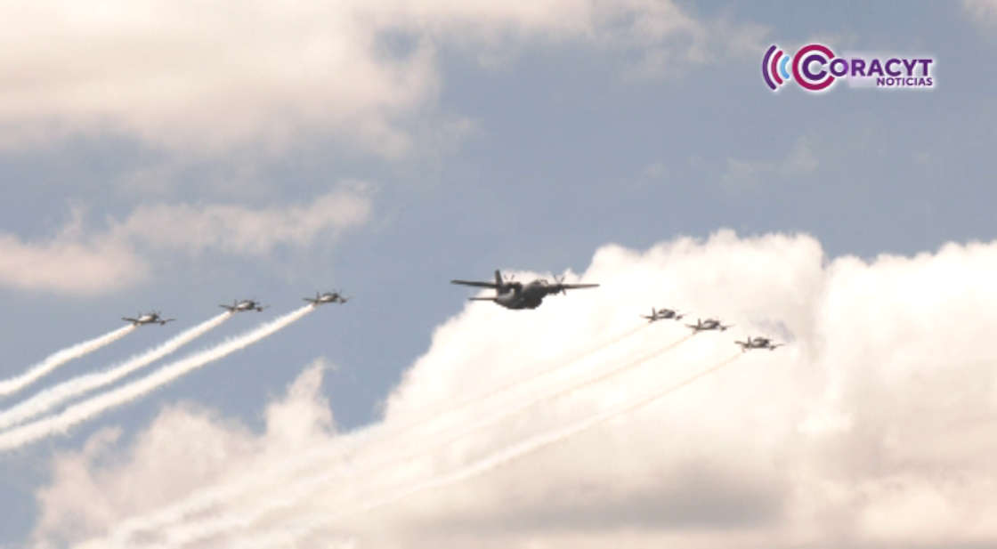 Tlaxcaltecas disfrutan de las prácticas de vuelo de la Fuerza Aérea Mexicana
